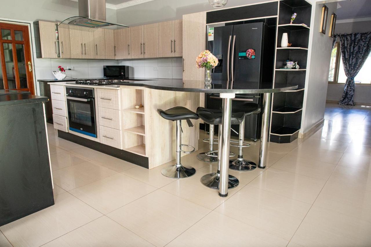 Emc Fully Furnished &Serviced Villas 4 Bedroom With Solar Power , Private Pool, Starlink Wifi ,Aircons & Dstv Лусака Екстериор снимка