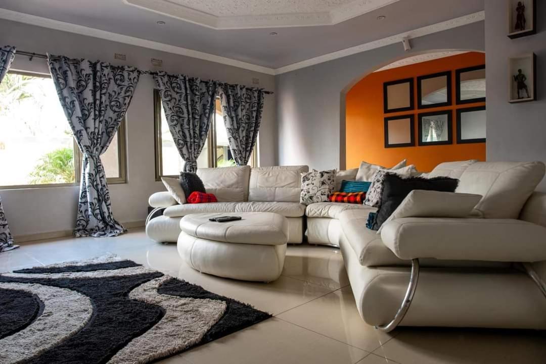 Emc Fully Furnished &Serviced Villas 4 Bedroom With Solar Power , Private Pool, Starlink Wifi ,Aircons & Dstv Лусака Екстериор снимка